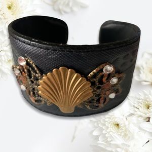 Cuff bracelet leather look